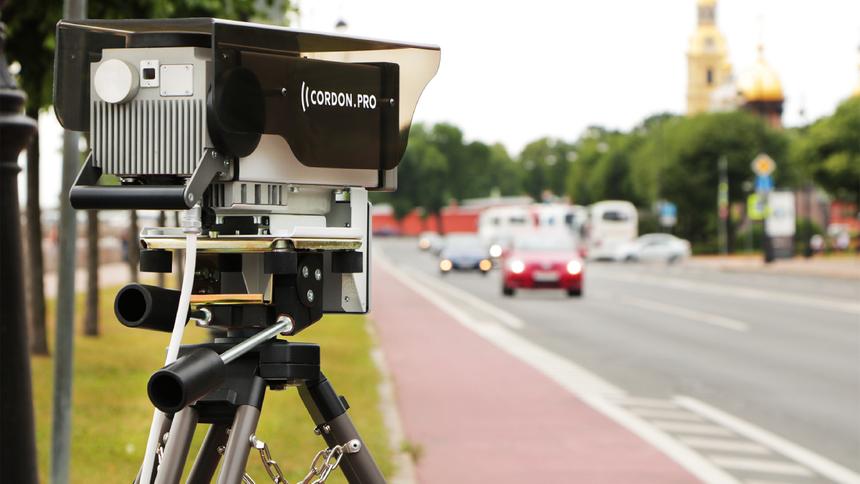 За разбитую топором дорожную камеру россиянин получил условный срок