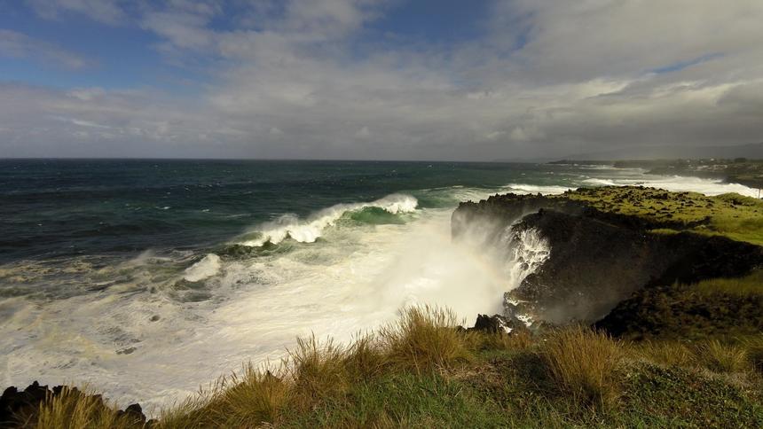 Море выбросило на берег Сочи два автомобиля