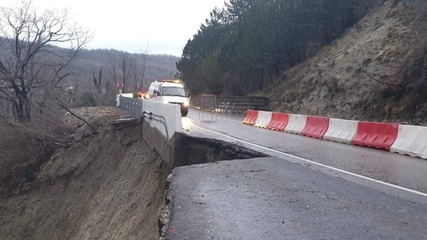 Федеральная трасса Джубга–Сочи частично обрушилась