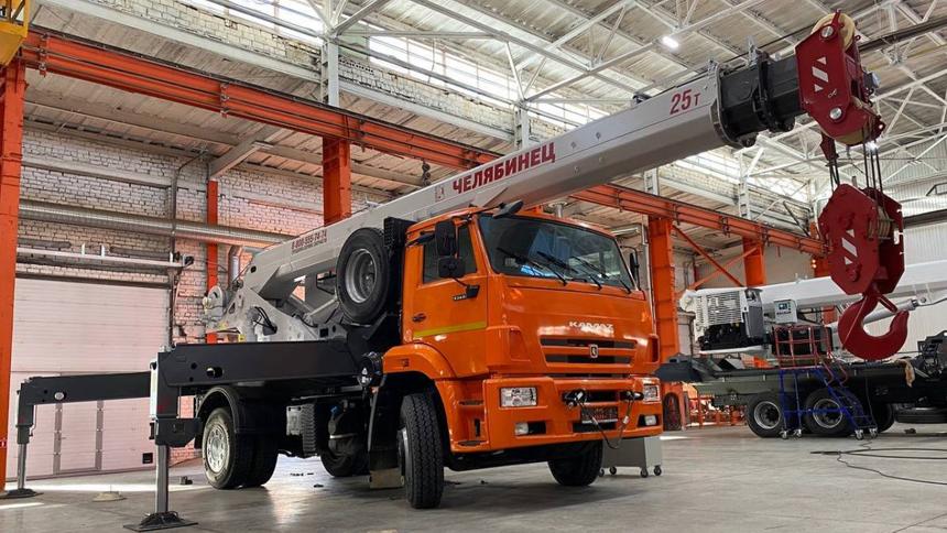 На базе двухосного КамАЗа построили компактный городской автокран