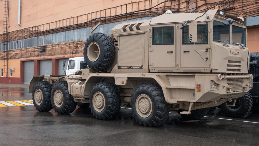 МЗКТ показал на армейской выставке IDEX автопоезд грузоподъёмностью 136 тонн