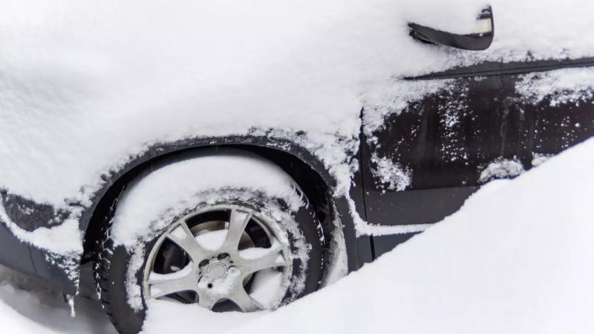 Составлен ТОП-5 самых дорогих падений снега на машины этой зимой