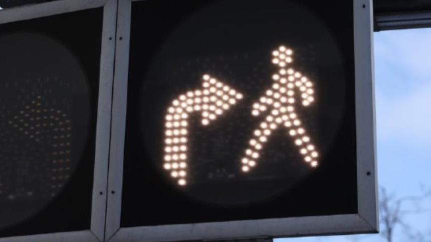В Москве появились светофоры с белым человечком