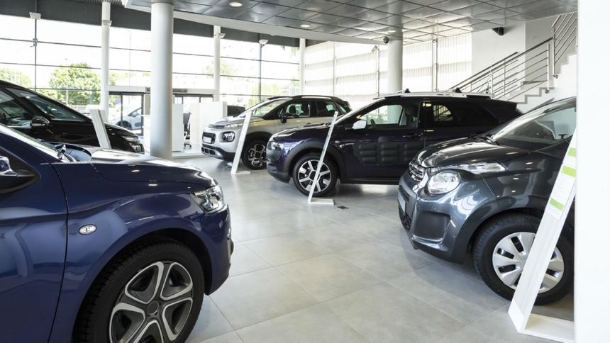 В России могут уволить 150 тысяч сотрудников автосалонов