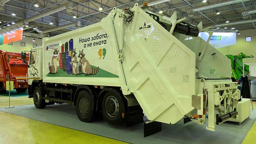 Автозавод МАЗ оснастил трёхосный мусоровоз «ленивцем»