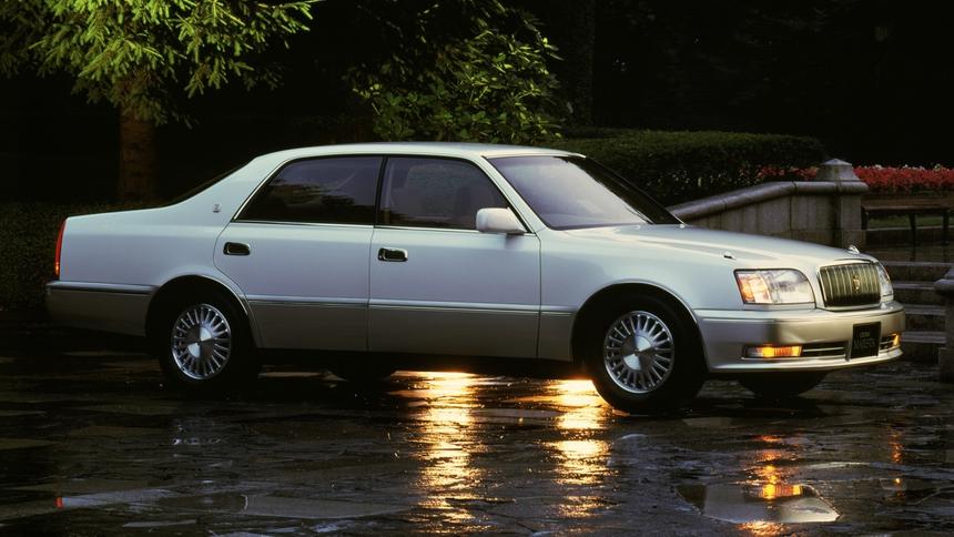 Киношники сбросили со скалы Toyota Crown Majesta