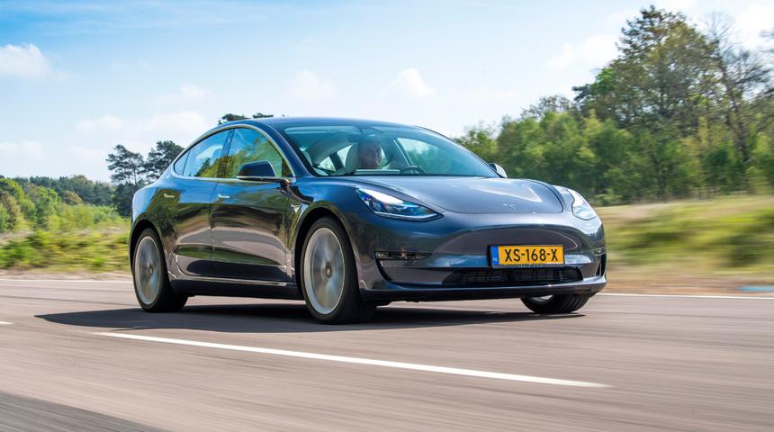 Студентка фиктивно оформила Tesla, за что заплатит 775 000 рублей налога