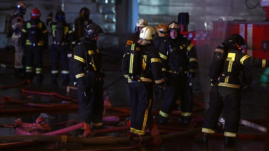 На территории Ярославского моторного завода горит административное здание