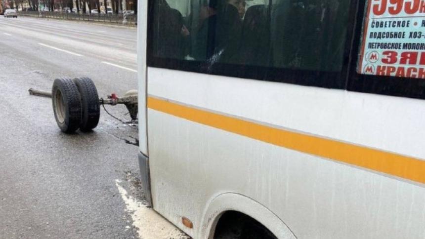 В Домодедово маршрутка потеряла задний мост