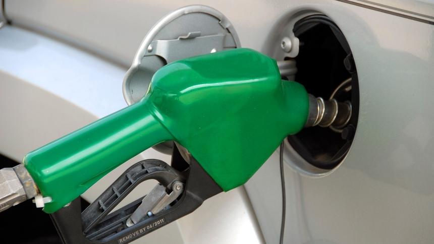 Эксперт Васильев объяснил, почему заправлять бак до полного неопасно