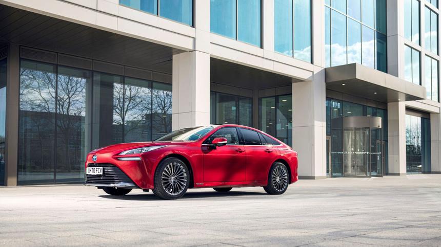 7 мировых знаменитостей, которые ездят на электромобилях