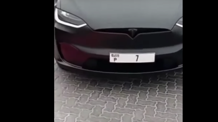 Номер за 15 млн долларов установлен на машине, которая стоит в 120 раз дешевле