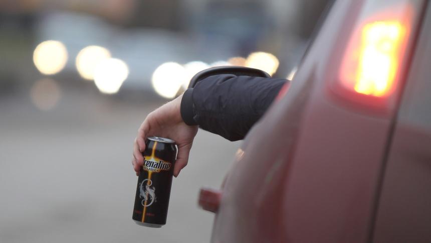 Нарколог напомнил об опасности энергетиков для водителей