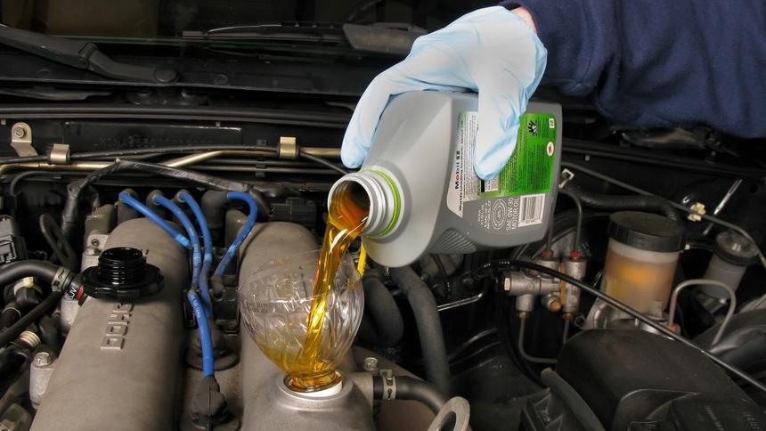 Эксперт Носов: стоимость моторного масла вырастет на 10%