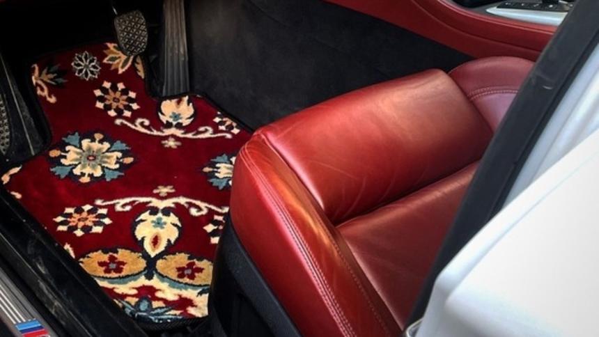 В России новая мода: в автомобили укладывают коврики из настоящих ковров