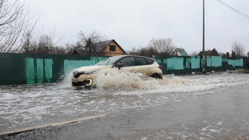 Эксперты «СберАвто» напомнили, как правильно ездить в дождь и грозу