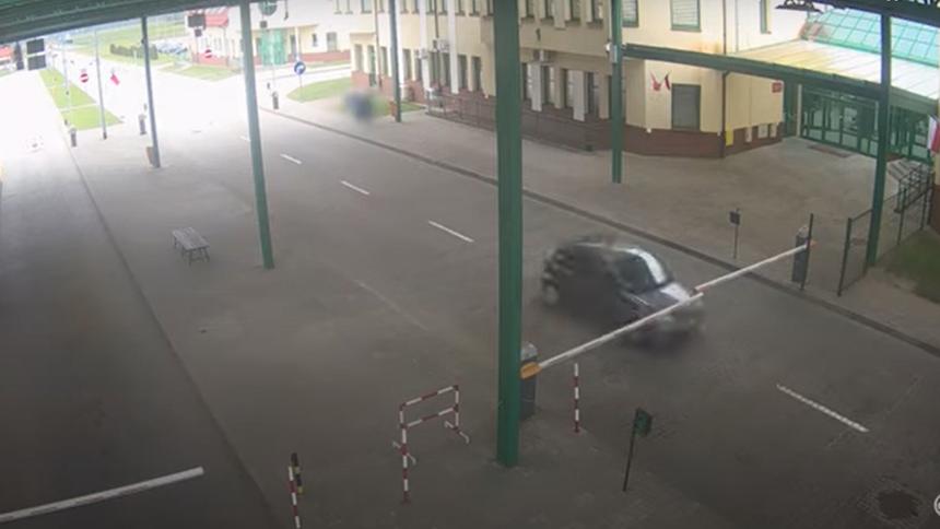 Француз на Citroen протаранил шлагбаум на границе ради жизни в России