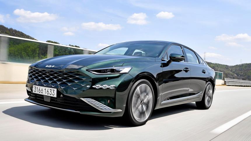 В Россию привезли премиальные фастбеки Kia K8