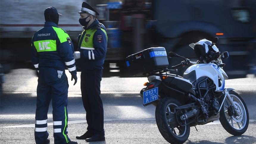 Москвичку заподозрили в экстремизме за выцветший госномер на машине