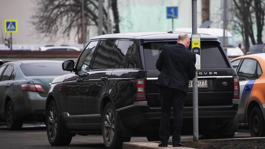 На платных парковках Москвы снова появились контролёры на роликах