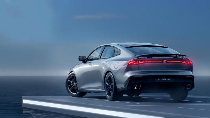 Владельцы назвали недостатки китайского лифтбека Changan Uni-V