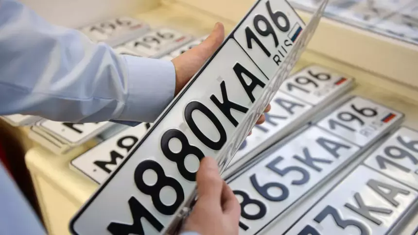 Автомобилистам стоит срочно проверить флаги на номерах