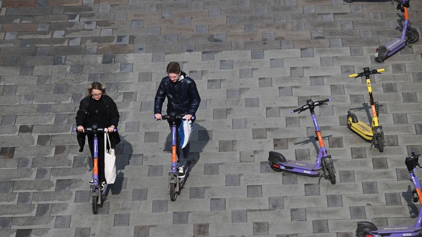 В России хотят запретить электросамокатам ездить по пешеходным улицам