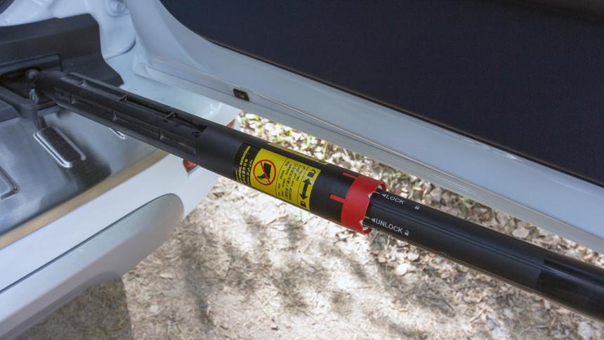 Дверь открывается вбок, притом направо. Зато предусмотрен удобный поворотный фиксатор