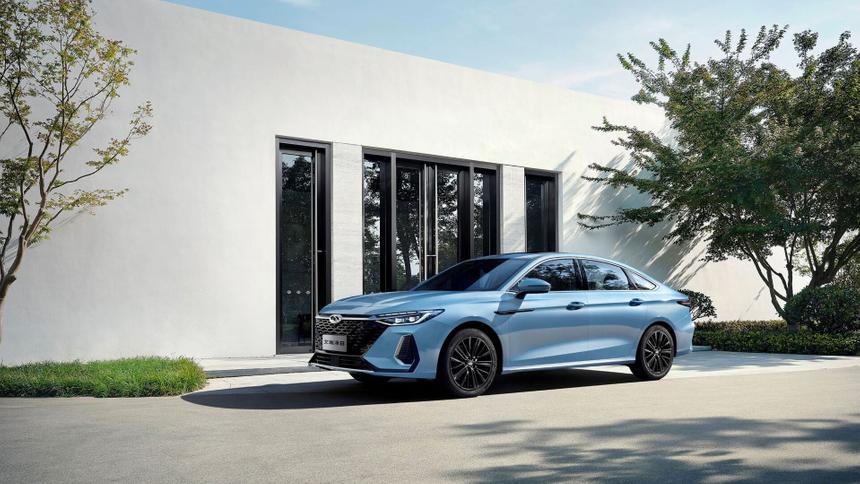 В России появился первый седан Chery Arrizo 8