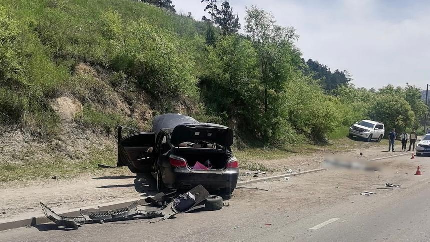 Мужчина вылетел через люк и попал под колёса своей машины