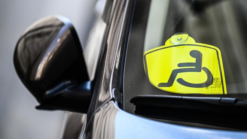 Депутат предложил запретить эвакуацию машин инвалидов