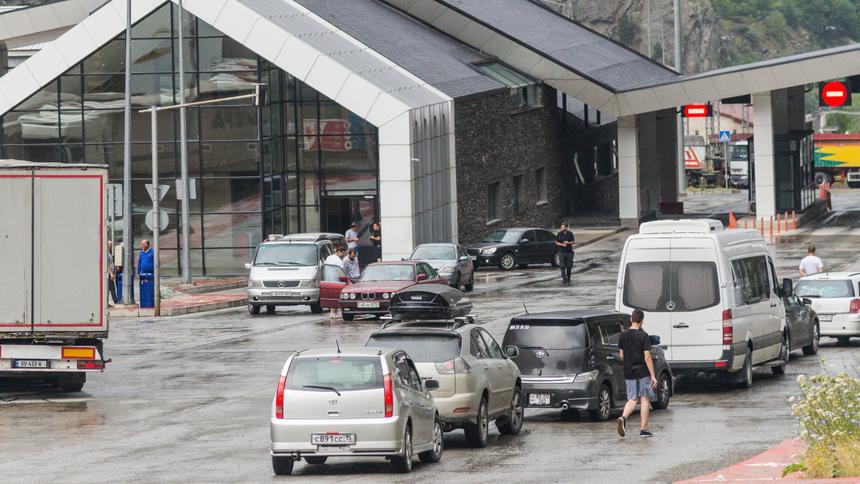 В Грузию перестали пускать автомобили с номерами без флага РФ