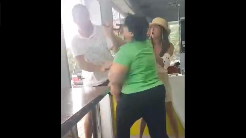 Сотрудница АЗС избила клиентов в ответ на претензию