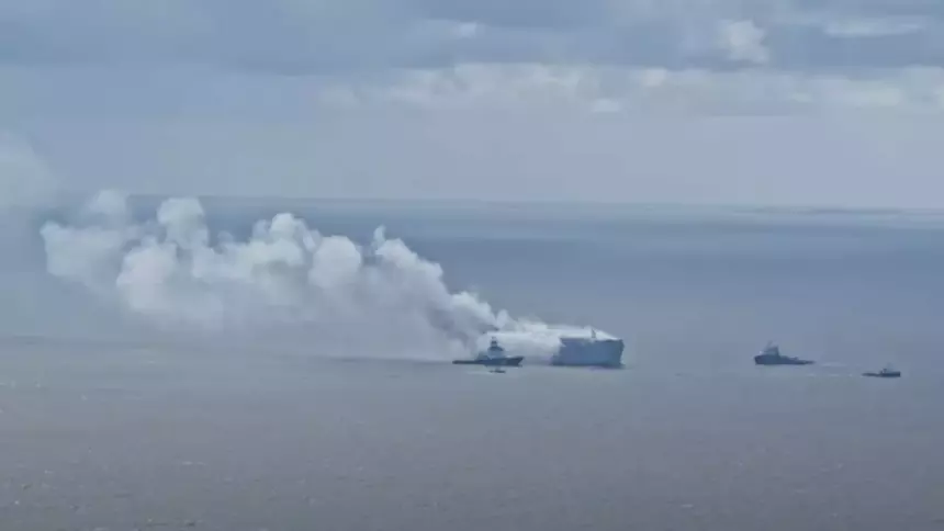 Появилась новая информация о горящем грузовом судне с автомобилями