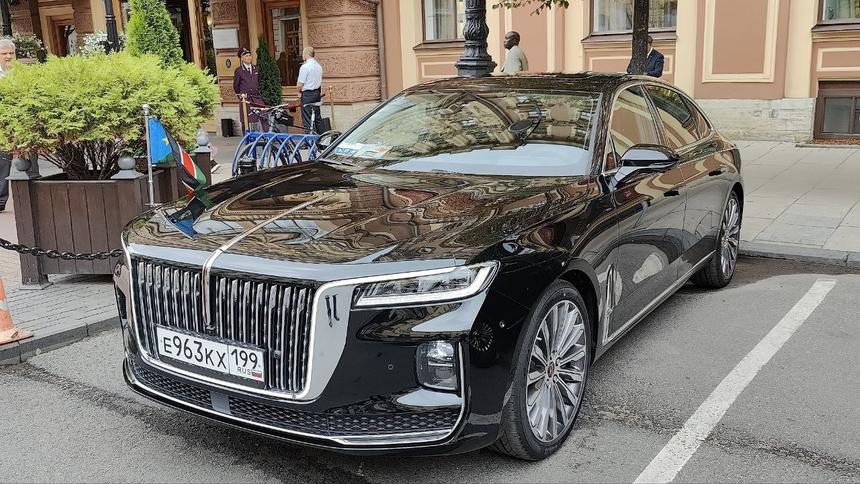 В правительственных кортежах «Мерседесы» уступили место автомобилям Hongqi