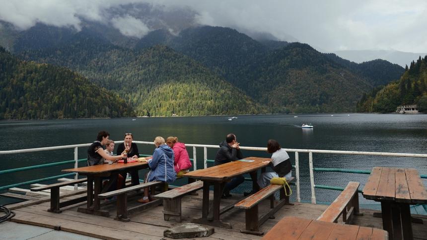 В Абхазии перекрыли дорогу к озеру Рица