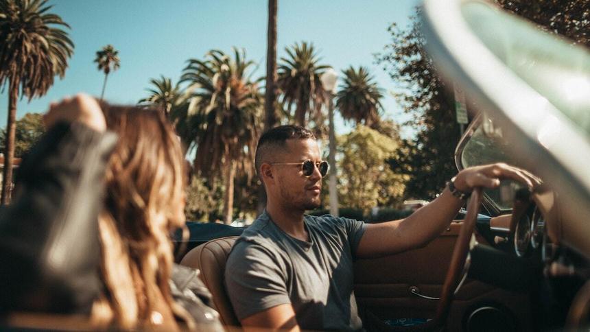 Россиян предупредили, что вождение одной рукой безопасно на скорости до 40 км/ч