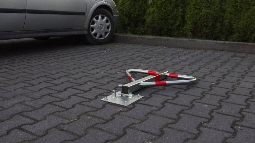 Россиянам рассказали, когда блокираторы парковок во дворах незаконны