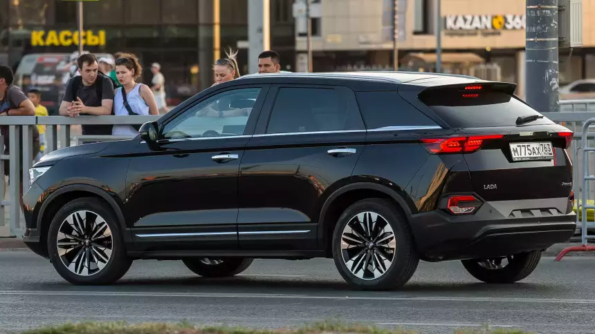 АвтоВАЗ не планирует отказываться от Lada X-Cross 5