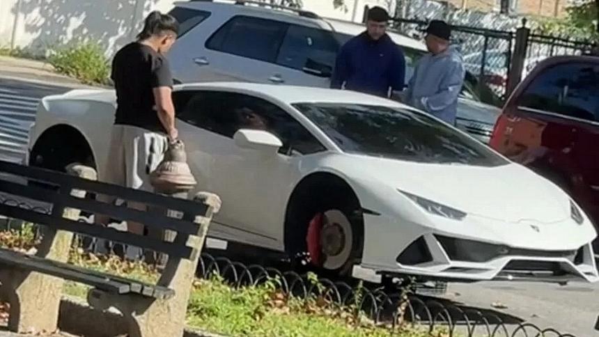 В США воры украли колеса Lamborghini и бросили суперкар на ящики
