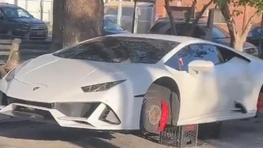 В США воры украли колеса Lamborghini и бросили суперкар на ящики