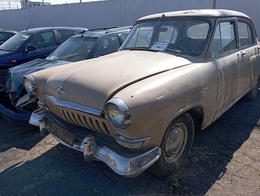 В Белоруссии выстроилась очередь за ржавой «Волгой» 1960 года