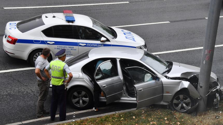Россияне за рулём часто «таранят» столбы, заправки и лосей