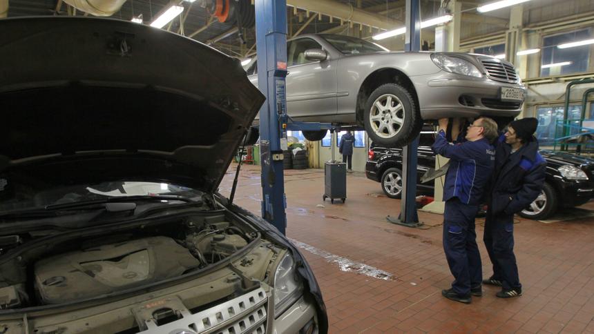 Механик Шабунин объяснил, как подготовить машину к зиме