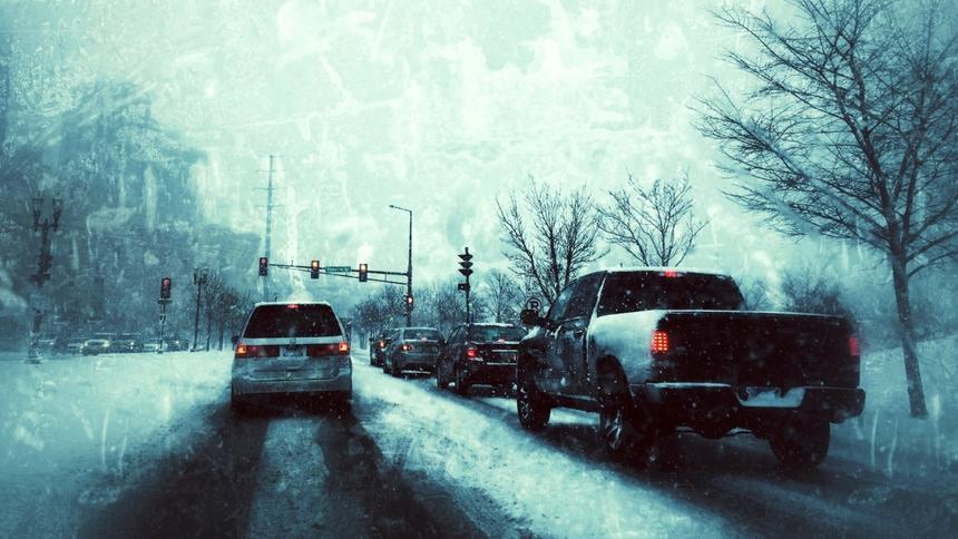 Москвичам посоветовали не выезжать на дороги на летних шинах