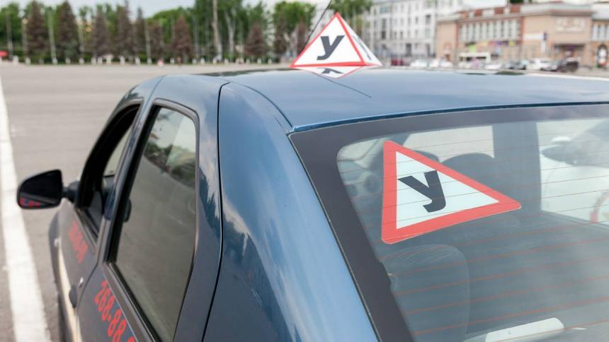 ГИБДД наказала инструктора автошколы, заставлявшего учеников нарушать