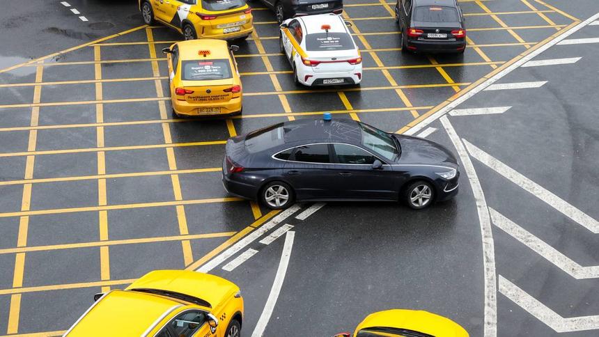 «Яндекс» жалуется на дефицит таксистов и бюджетных машин