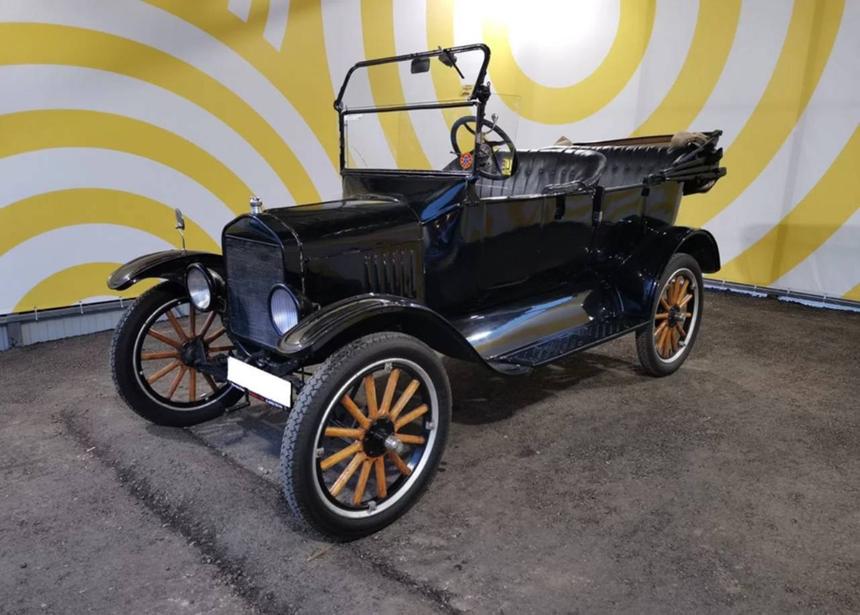 Владелец решил продать столетний Ford через «Авито»