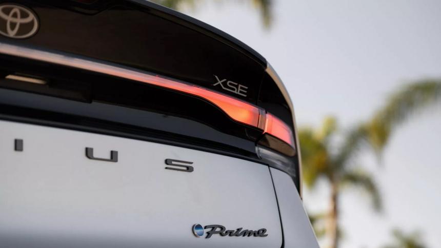 Toyota отказалась от фирменной синей эмблемы: вот почему