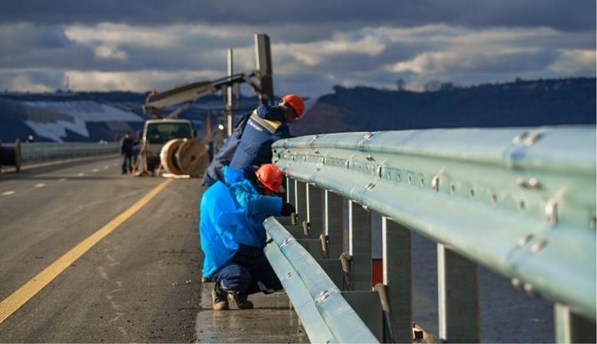 Чтобы запустить трассу М-12, дорожникам приходится работать круглосуточно